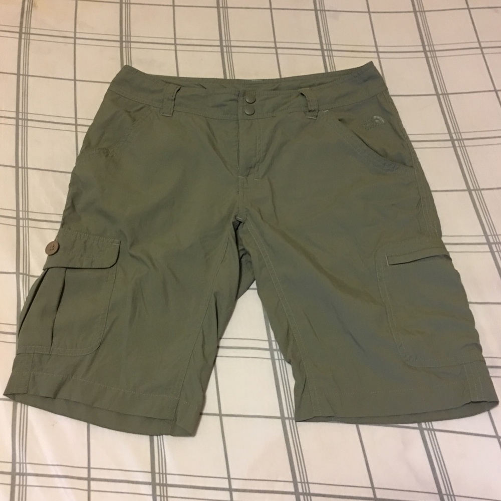 Women’s The North Face Cargo Shorts size 6